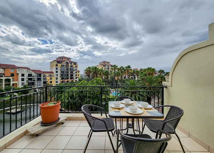 Peaceful Retreat, Pools, Gym, Parks